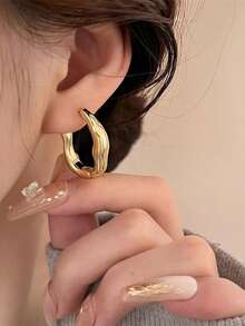 Elegant, Simple, Versatile, Asymmetrical Geometric Earrings For Women, Understated Luxury, Niche Style, High-End Earrings, Minimalist Aesthetic. - Geometric Oval Earrings - View 3