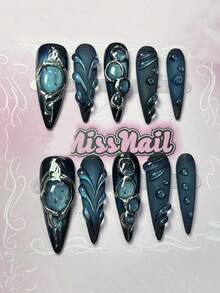 这款10件套奢华手工美甲套装包含高端蓝色假指甲、3D手绘假指甲、欧美风假指甲、复古假指甲、长款假指甲和可重复使用的假指甲。堪称美甲艺术的杰作，是送给女性的礼物，适合女孩和女士在派对或日常场合佩戴。美甲用品 手工按压式假指甲 - 彩色 - 查看 11