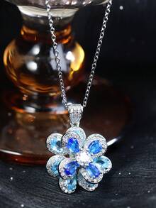 1件S925银蓝色钻石花朵吊坠项链，采用双层花瓣设计，点缀深浅蓝色水滴形钻石、白色中心钻石和密镶钻石，优雅梦幻的风格，适合约会和度假佩戴。 - 銀色 - 查看 2