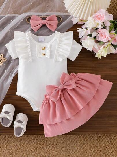 3件套女婴甜美花朵纽扣装饰荷叶边袖纯色连体衣，T恤上衣搭配蝴蝶结装饰蛋糕裙短裤，含蝴蝶结发带