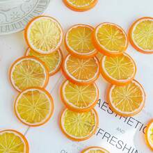 5 شرائح ليمون بلاستيكية مزيفة، شرائح فاكهة ليمون اصطناعية واقعية، نموذج فاكهة مزيفة لديكور المنزل والمطبخ والمطعم والحديقة، هدايا عيد الأم والتخرج والزفاف، أدوات تصوير - لون برتقالي - مشاهدة 1