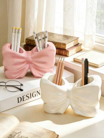 حامل أقلام مكتبي بشكل فراشة - عبوة من 2 قطعة باللونين الوردي والأبيض، منظم أقلام للمكتب والمدرسة وتخزين فرش المكياج، ديكور مكتبي أنيق للفتيات/النساء، سعة كبيرة متعدد الوظائف لأدوات الكتابة، منظم للمنزل والسكن الجامعي، هدية أنيقة للطلاب وموظفي المكاتب