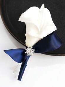 男士逼真马蹄莲胸花，优雅PE材质，配缎带蝴蝶结和水钻，完美适用于婚礼新郎、舞会、晚宴和正式场合 - 彩色 - 查看 15