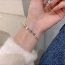 Flower Bracelet For Women, Student Best Friend, Korean Style, Simple Ins Niche Design, Personalized Hand Jewelry - Vòng tay hoa đính đá zircon, vàng. - Xem 2