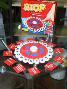 万圣节和圣诞节礼物，西班牙语疯狂字母棋盘游戏，头脑风暴互动桌面游戏，蓝黑趣味英语字母挑战棋盘游戏，蓝黑声光英语字母游戏，西班牙语和英语派对游戏，语言学习者和团体活动游戏（不含电池） - 紅色 - 查看 7