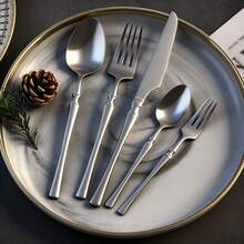 Bộ dao nĩa bằng thép không gỉ 20/40 món - Thiết kế eo độc đáo kiểu phương Tây - Bao gồm dao, nĩa, thìa, nĩa và thìa tráng miệng - Được đánh bóng như gương, an toàn với máy rửa chén, sang trọng cao cấp - Thích hợp cho gia đình, khách sạn, nhà hàng, ngoài trời, tiệc tùng - Món quà hoàn hảo cho năm mới, Ngày Valentine, Halloween, Lễ Tạ ơn, Giáng sinh - Màu bạc/vàng - Bạc - Xem 9