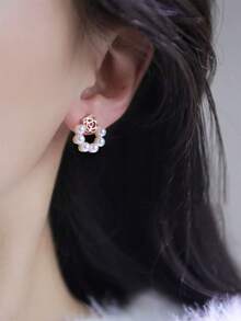 1对时尚轻盈镂空花朵耳钉，适合青少年和女孩佩戴，日常佩戴和节日场合皆宜。 - 花朵 - 查看 2