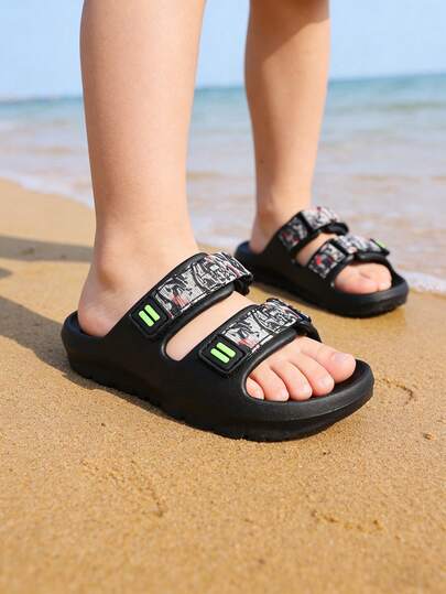 1 Pair Boys' Black Lightweight Rubber Base + Double Strap Design + Black White Red Camouflage Pattern Strap + Fluorescent Green/White Decorative Buckle + Anti-Slip Textured Open Toe Sandals + Sporty Casual Style Kids Shoes, Suitable For Summer 2026 Indoor, Outdoor, Light Sports