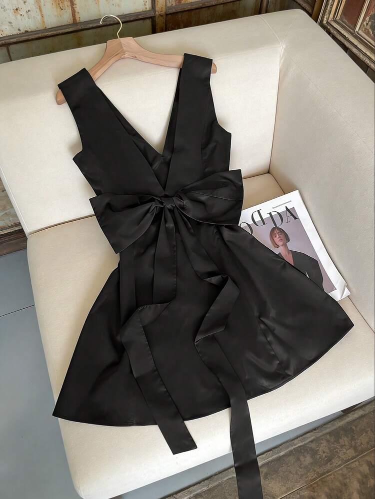 2026 Nuevo vestido elegante negro sin espalda con lazo, sin mangas, escote en V profundo, ajustado. Vestido de mujer de estilo de calle sexy, minimalista, romántico, casual, cómodo, versátil, para uso en casa, para ir al trabajo, de diseñador, encantador, para el verano - Negro - Añade 5