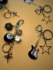 2 pezzi Portachiavi a forma di dadi, portachiavi a forma di chitarra e stella a cinque punte, ciondoli decorativi fatti a mano, portachiavi in stile retrò, adatti come regali, per borse, chiavi, parti di auto, con un tocco retrò dolce e cool, ideali come ciondolo per zaino e auto. Possono essere usati come ciondoli decorativi per zaino e come portachiavi di coppia per il ritorno a scuola. Questo è un ciondolo decorativo per zaino. Regalo per la notte del Ramadan, regalo di compleanno, regalo di laurea. - Multicolore - Visualizzare 6