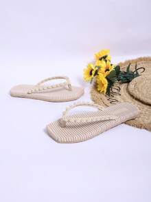 仿珍珠沙滩凉拖，慵懒夏日的完美伴侣。穿上这款仿珍珠凉拖，感受海浪轻柔拍打脚踝的触感，尽情沉浸在夏日氛围中！仿珍珠凉拖，开启全新度假姿态。橄榄绿铆钉凉拖，将夏日的清新气息带到您的脚下。这款吸睛的度假装扮小妙招，让这款铆钉凉拖瞬间提升夏日海滩风情。 - 杏色 - 查看 2