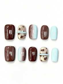 10片装，名为“巧克力牛奶云”。这款美甲以亮泽的深棕色搭配柔和的薄荷蓝底色，饰以渐变云朵图案、可爱的奶牛纹点缀和浅蓝色圆环装饰。浓郁的暖色调与清新的粉彩色调交织，营造出一种俏皮活泼的氛围，完美契合那些喜爱甜美又不失个性的美甲艺术，追求独特混搭风格魅力的人士。美甲用品 手工按压式美甲 - 彩色 - 查看 1