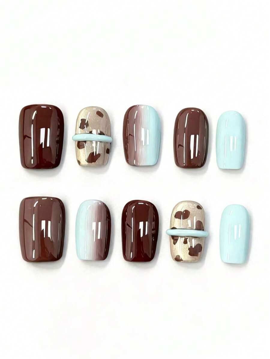 10片装，名为“巧克力牛奶云”。这款美甲以亮泽的深棕色搭配柔和的薄荷蓝底色，饰以渐变云朵图案、可爱的奶牛纹点缀和浅蓝色圆环装饰。浓郁的暖色调与清新的粉彩色调交织，营造出一种俏皮活泼的氛围，完美契合那些喜爱甜美又不失个性的美甲艺术，追求独特混搭风格魅力的人士。美甲用品 手工按压式美甲 - 彩色 - 查看 1