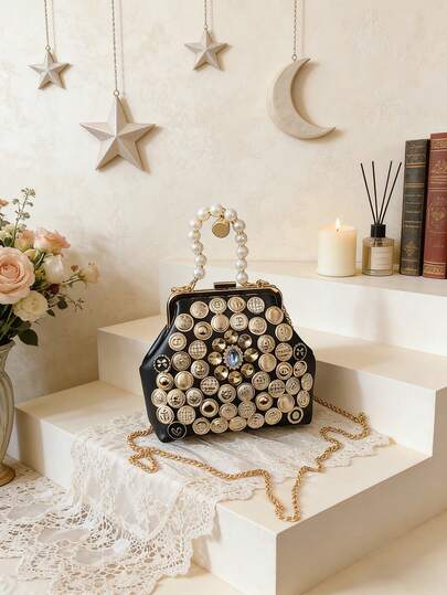 1个新款加厚珍珠手提包，饰以宝石，夹克式设计，金属链条，不可调节肩带。适合派对、购物和旅行。小巧便携，拍照完美，轻松收纳日常必需品。百搭时尚单品，适合各种风格和场合，适应性强。也是馈赠亲友的绝佳礼物。斋月快乐！