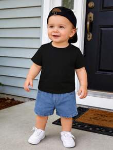 2件套新生儿男/女宝宝休闲可爱复古风套装，柔软舒适的圆领短袖黑色T恤上衣搭配牛仔破洞短裤，适合户外活动、社交聚会、周末和假期穿着。