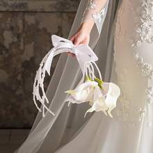 1束优雅的白色/粉色人造马蹄莲和百合花束 - 婚礼花艺布置新娘捧花，点缀绿色，适合新娘、伴娘、婚礼季、情人节派对 - 彩色 - 查看 4