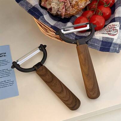 多功能蔬果削皮器，复古胡桃木色人体工学手柄，锋利防锈精密不锈钢刀片，耐用防滑易握，是理想的土豆、苹果、胡萝卜、梨、西葫芦、黄瓜、甜菜根、猕猴桃、芒果以及各种水果和蔬菜的削皮工具。