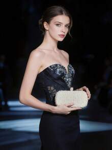 珍珠点缀手拿包，优雅高端手提包，适合订婚派对、旗袍及其他正式场合。精致优雅的珍珠包，适合搭配女士晚礼服，Aurora手提包，设计精美的斜角珍珠盒形包，适合女士晚装。 - 白色 - 查看 2