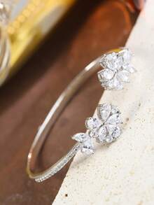 1件S925纯银手链，镶嵌实验室培育宝石，闪耀灵动，适合舞会、订婚等浪漫场合，以及情人节送礼，蝴蝶造型，光泽银身，是表达爱意的耀眼信物。 - 銀色 - 查看 6