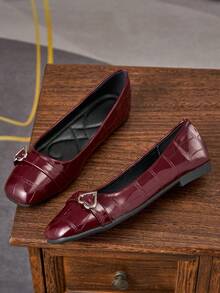 女士时尚百搭方头玛丽珍平底鞋 - 经典百搭的酒红色，舒适百搭，适合办公室和休闲场合，四季皆宜，女士平底鞋，新款，时尚简约，一脚蹬设计，纯色鳄鱼纹压花，是情人节、母亲节、婚礼、派对、办公等场合的理想礼物。（尺码偏小，鞋型偏窄，建议选购大一码） - 酒紅色 - 查看 15