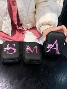 1个黑色拉链数据线收纳袋，UV印刷粉色花朵和26个A-Z大写字母图案，便携式收纳袋，可存放数据线、充电器、耳机等。 - 彩色 - 查看 9