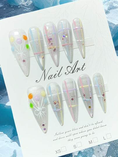 1 片手工制作的按压式美甲贴片。款式包括长指甲贴、尖头指甲贴、银色指甲贴、格子图案贴、3D 气球装饰贴、猫眼指甲贴、3D 指甲贴、情人节指甲贴。高品质，可重复使用，适合日常佩戴和节日场合。