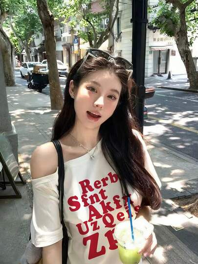 红色字母印花不对称肩短袖T恤，女士休闲美式宽松斜肩上衣，夏季白色