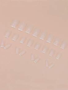 24片装中号方形美甲贴纸套装，瞬间提升您的美甲档次。简约白色边框，法式全覆盖设计，包含1张美甲贴纸和1个迷你指甲锉，适合女性和女孩日常佩戴，是办公室美甲的理想之选。美甲用品 - 彩色 - 查看 2