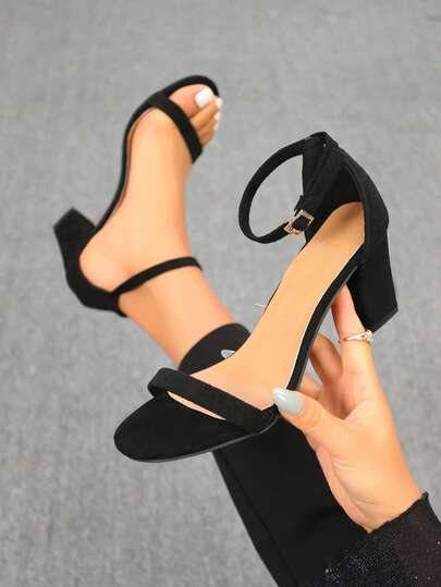 Sandalias de tacón grueso de moda de estilo elegante y versátil de hada con una hebilla negra sexy, nuevas para el verano de 2026