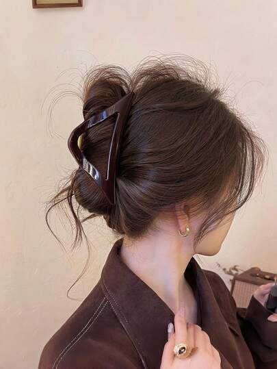 1个纯色三角形发夹，休闲百搭，适合上学、大学秋冬季节佩戴，也可作为女士度假装扮、沙滩发夹、夏季发饰。