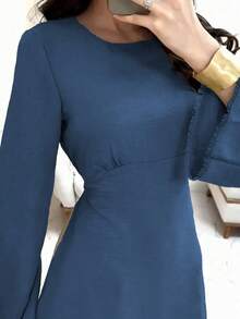 Robe midi unie élégante à col rond, taille froncée, manches longues évasées avec détail de bordure, robe fluide pour femmes, décontractée et bureau - Bleu marine - Voir 8