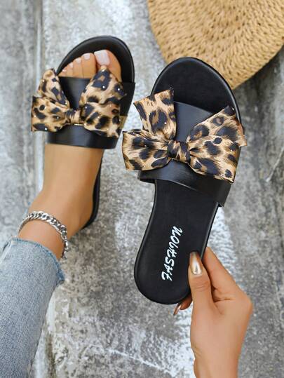 Tonårs nya leopardmönster med rosett och ett band, platta tofflor med avslappnad design för sommarens utomhusbruk