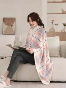 1件加厚双层格子法兰绒披肩毯，多功能，居家办公皆宜，可作休闲毯、孕妇毯、保暖斗篷、围裙、披毯，是送给女性的绝佳礼物，适合秋冬季搭配连衣裙。