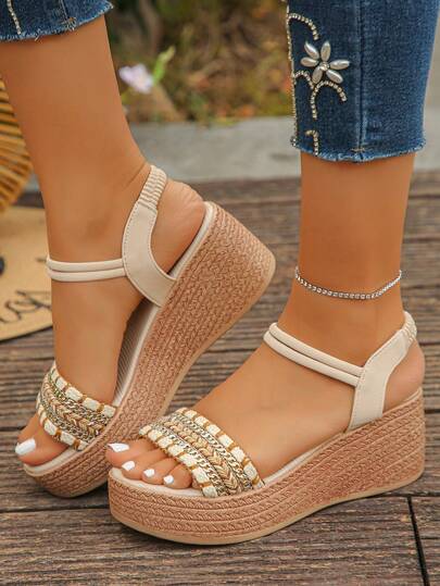 1 đôi sandal đế cao, dày dặn dành cho tuổi teen, size nhỏ hơn 1 size, kiểu dáng tối giản, phối màu tương phản, nhẹ nhàng, thoải mái và đa năng, phù hợp cho đi chơi hàng ngày, du lịch, đi biển, nghỉ mát.