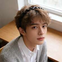 4-Piece Set Of Fashionable And Simple Plastic Tooth Comb Hair Ties With Multiple Styles To Choose From, Including Black And Amber. The Non-Slip Hair Accessory Hair Tie Is Suitable For Both Boys And Girls, Teenagers And Girls. It Is A Must-Have For Campus Life And Home Use. The Hairband Is Versatile And Fashionable For Couples. It Is Suitable For Daily Commuting, Leisure Gatherings, Beach Vacations, And Travel. It Is A Universal Beauty Accessory For Men And Women, Home, And Skincare Bathroom Use. The Hair Tie Is Non-Slip And Durable. It Is For Daily Wear And Suitable For Outdoor, Running, Yoga, Moisture-Absorbing, Elastic And Comfortable, Suitable For All Fitness Enthusiasts. Skincare And Bathroom Hair Ring. Hair Clip. Valentine's Day Date Gift. Student Back-To-School Gift. Four Seasons Universal. - 彩色 - 查看 7