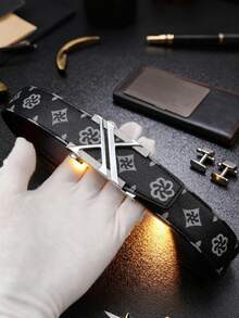 男士商务皮带一条，字母合金自动扣皮带，搭配高品质PU印花皮带，长度120厘米，可自由裁剪以适应裤子，是送给男友和父亲节的理想礼物。