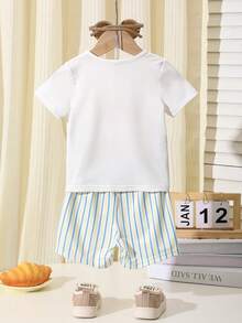 Ținută pentru bebeluși băieți, 2 buc., tricou alb cu imprimeu pâine cu portocale și textul "Happy Every Day", asortat cu pantaloni scurți cu dungi albastre și galbene, proaspăt și plin de viață, moale și confortabil, ideal pentru ținute casual acasă sau în aer liber vara. - alb - Vizualizare 2