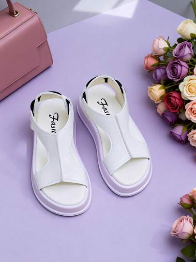 2026春夏简约设计女童3-12岁幼儿软底鞋，纯白色几何镂空结构，轻便耐用的EVA材质，防滑透气，减震3厘米浅坡跟，清新简约都市通勤风女童镂空凉鞋，适合日常通勤、购物、外出等多种场合穿着的休闲平底鞋！