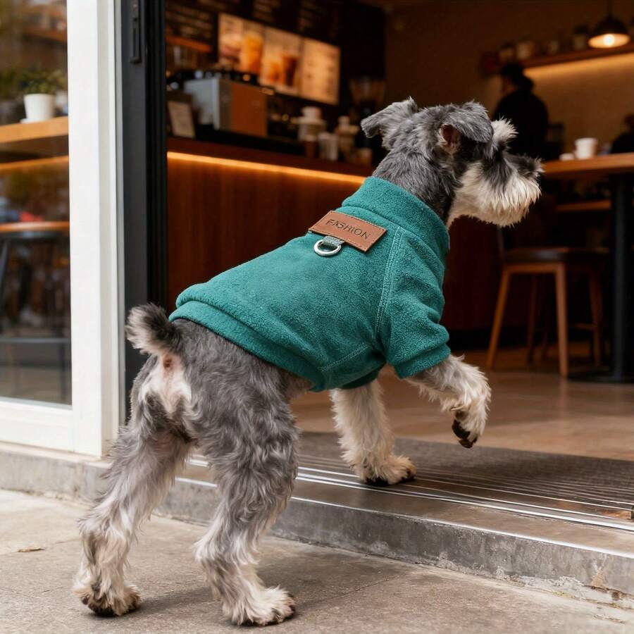 一件蓝绿色/黄绿色/红色/灰色宠物抓绒毛衣，休闲风格，柔软抓绒面料，长袖套头衫款式，配有皮革标签和内置牵引绳环，保暖舒适，可搭配牵引绳，适合日常散步、室内穿着及秋冬季穿着。 - 彩色 - 查看 1
