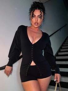 Conjunto de dos piezas para mujer de unicolor simple y elegante, con cardigan de cuello redondo bajo casual, botones ocultos, cintura ceñida, top de manga larga y pantalones cortos ajustados y sexy - Negro - Ver 2