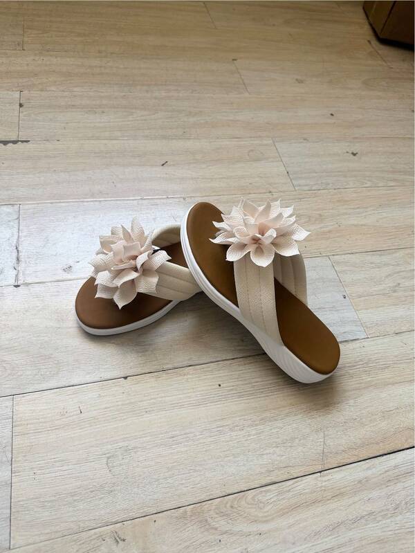 2026 New Women's Flip Flops, Plus Size Thick Sole Floral Casual Slippers, Fashionable Minimalist Versatile Sandals, Suitable For Dresses And Beach, Petite Height Increasing