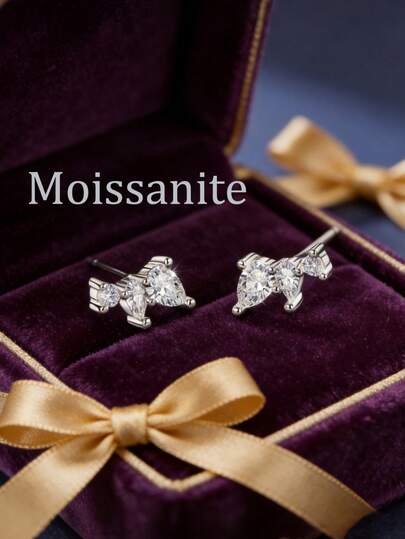 1 par de pendientes de botón de moissanita con forma de pera de plata de ley 925 original. Cada pendiente presenta 0,2 ct*2 piezas; 0,1 ct*2 piezas; 0,016 ct*2 piezas de piedras de moissanita con corte en forma de pera que irradian un brillo y un destello como el de los diamantes, capturando cada rayo de luz.
