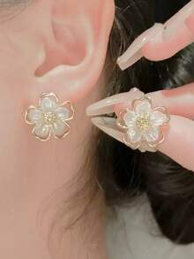 1 Pair Fashionable Minimalist Versatile Flower Petal Stud Earrings, Suitable For Teenage Girls Everyday And Holiday Wear - Flowers - View 2
