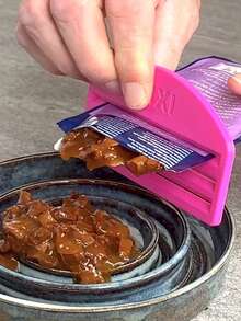 1pc Cat Food Squeezer, 3-In-1 Cat Food Bag Squeezer, Practical Tool To Efficiently Squeeze Remaining Food From Cat Food Bags, Maximizing Food Extraction And Preventing Waste. Designed For Cat Owners Who Value Cleanliness And Convenient Feeding. This Squeezer Is Specially Designed For Food Bags, Easy To Clean And Maintain Hygiene. Pet Supplies, Pet Accessories. - 1L - View 3