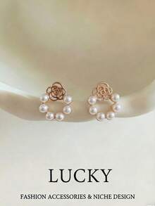 1对时尚轻盈镂空花朵耳钉，适合青少年和女孩佩戴，日常佩戴和节日场合皆宜。 - 花朵 - 查看 4