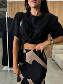 时尚不对称印花休闲梭织面料修身半身裙，适合早春日常穿着。 - 巧克力棕 - 查看 4