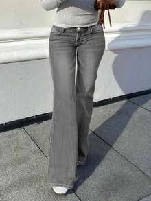 Vaqueros de pierna acampanada de corte ajustado y de doble botonadura elegantes y minimalistas para mujer, que estilizan la figura de manera casual para la primavera - Gris Claro - Ver 4