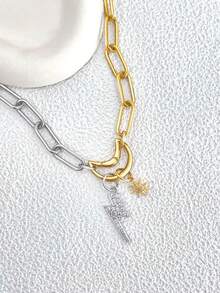 这款时尚女士项链包含一个月亮形搭扣、一个闪电形吊坠和一个八角星吊坠。其独特的设计使其成为节日或派对的完美配饰。 - 彩色 - 查看 3