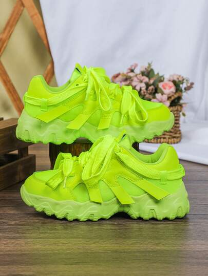 Zapatillas deportivas para hombres de color verde fluorescente con dopamina, nuevas zapatillas deportivas casuales para hombre, zapatillas de malla transpirables, estilo de pareja para celebraciones y San Valentín, zapatos de cuña de color brillante