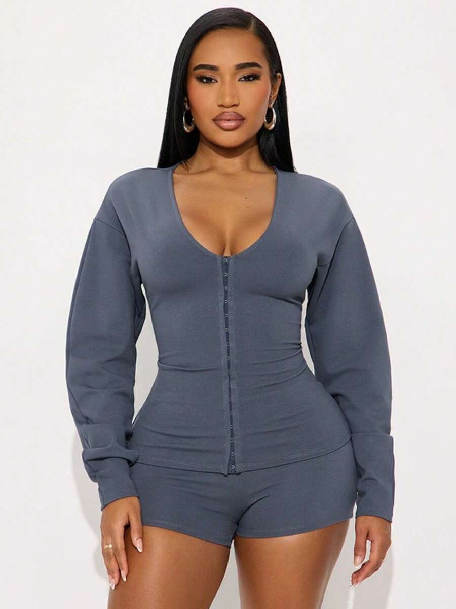 Women's Two-Piece Set Simple Solid Color Elegant Casual Low Crew Neck Cardigan Hidden Button Waist Cinching Long-Sleeved Top Slim-Fitting Sexy Short Pants Set - Xám - Xem 1